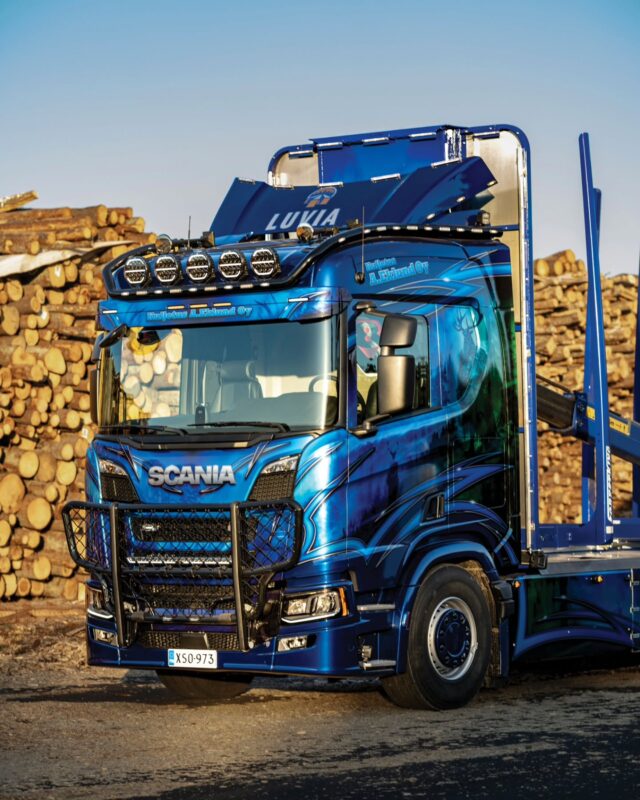 Scanian rakentelua!Pääsimme toistamiseen toteuttamaan Kuljetus A. Eklundille hieman laajempaa kokonaisuutta.Mitä kaikkea me tähän sitten teimme?
-Auton sekä alleajosuojien teippaus
-Valojen kalvotus Qz TPU Semiblack -kalvolla
-Kattoraudan asennus
-Karjapuskurin varustelu
-Lisävalojen sekä höylän ja keulan äärivalojen suunnittelu sekä asennusSuunnittelu @oinasnevadesign
Teipit @qzgraphicsMeiltä saat laajat palvelut myös raskaankaluston tarpeisiin!Kuvista kiitokset @samuliahtiainenRaskaan kaluston teippaukset Raumalla!
▪️EMstyling Oy
▪️Metaätuomistontie 3
▪️0443579721
▪️info@emstyling.fi
▪️www.emstyling.fi