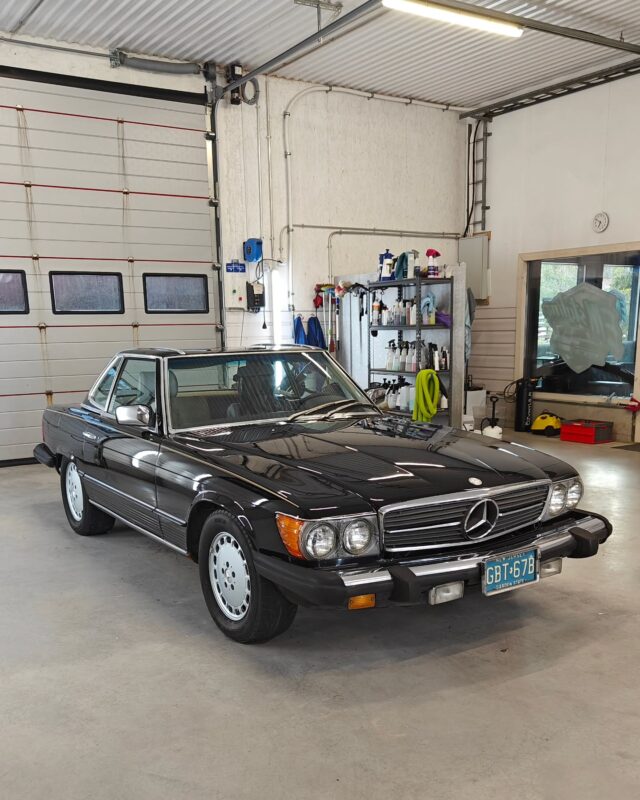 Mersun kiillon metsästystä!Vuosien seisonnan jälkeen hoidettiin Mersun ulkopinnat arvoiseensa loistoon.Autosta poistettiin pinttymät ja maalisumu sekä kiillotuksen jälkeen pinnat suojattiin nanopinnoitteella 💎Kiillotukset laadusta tinkimättä
▪️EMstyling Oy
▪️Metsätuomistontie 3 Rauma
▪️0443578721
▪️info@emstyling.fi
▪️www.emstyling.fi