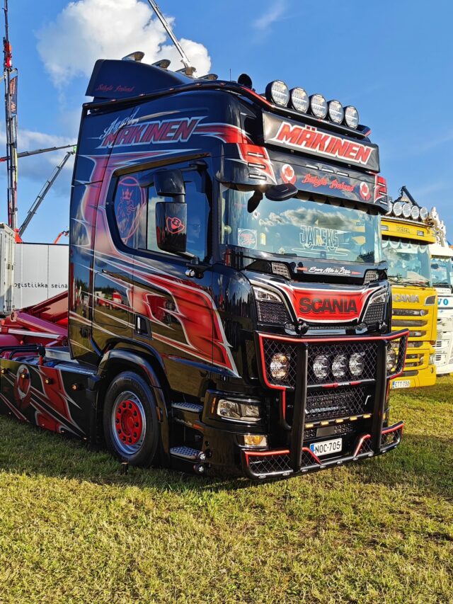 Laitettiin alkukesästä Anssi Mäkiselle kalustoa kuosiin!Molemmat autot lähes samalla kaavalla; kiillotus, teippaus, sivulasien tummennus ja Ceramicpro 9H+topcoat -pinnoitus.Scaniasta kalvotettiin tämän lisäksi myös kaikki ajovalot Qz semiblack PPF-kalvolla.Volvoon hoidettiin myös perävaunun teippaus.Raskaan kaluston teippaukset, kiillotukset, pinnoitukset ja paljon muuta meiltä:
▪️EMstyling Oy
▪️Metsätuomistontie 3 Rauma
▪️0443579721
▪️info@emstyling.fi
▪️www.emstyling.fi