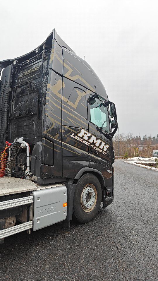 Viikonlopun hommina Volvon teippausta, meiltä onnistuu myös raskaan kaluston haku ja vienti.#teippaus #volvotrucks #rauma