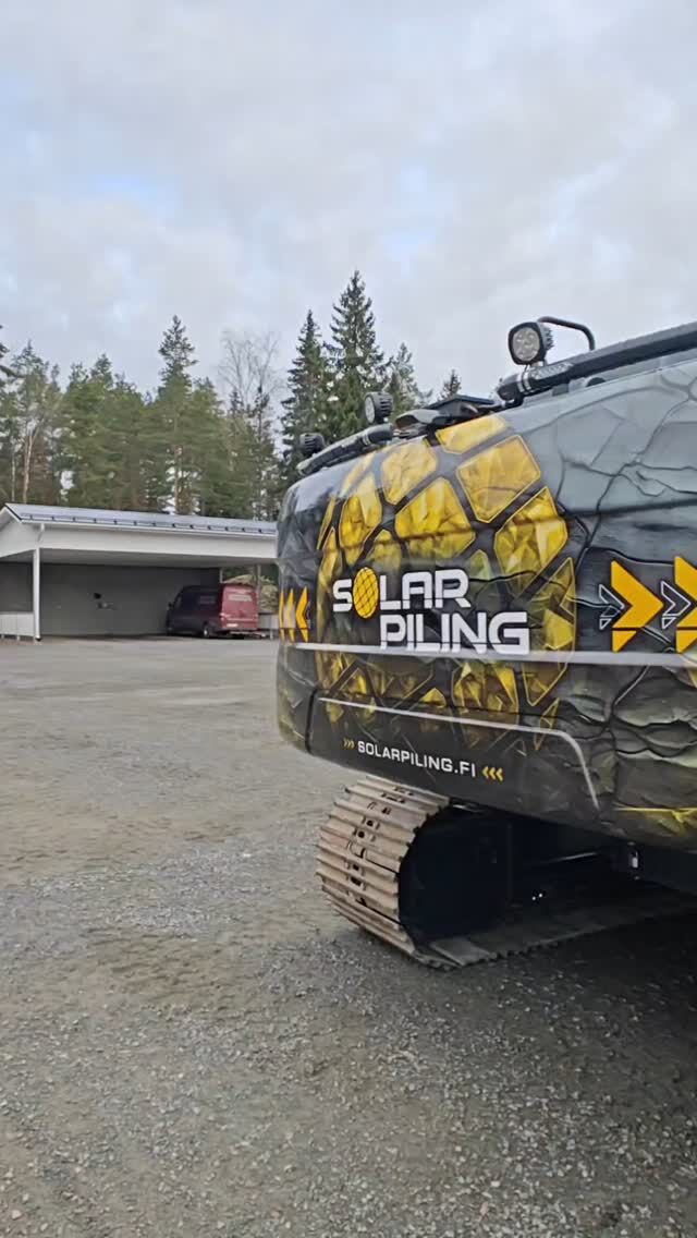 Mitä näyttää 40metriä teippiä liipattuna kaivinkoneeseen?No tältä 😎
#rauma #teippaus #kaivinkone