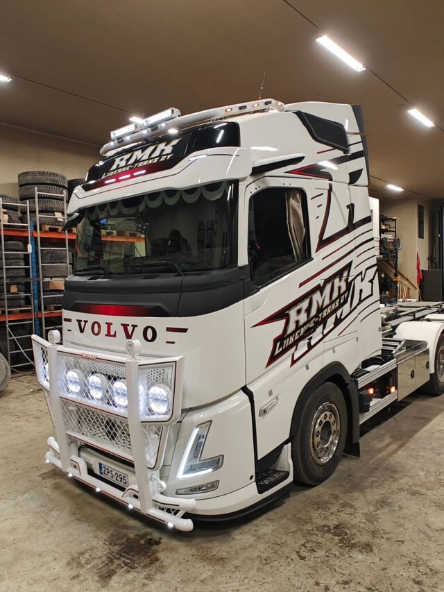 Haemme uutta työntekijää meidän remmiin!Kiinnostaisiko sinua teippaus, kalvotus ja fiksihommat monipuolisen kaluston parissa?Avoimet hakemukset ja kysymykset työstä voi laittaa mailiin info@emstyling.fi tai yksityisviestillä.