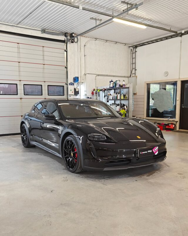 Päivitellääs tännekin välillä!Porschen kylpyläloma piti sisällään huolellisen pesun ja monivaiheisen kiillotuksen lisäksi uudet PPF-suojakalvot keulaan ja oviin💎Kirsikkana kakun päälle asennettiin Ceramic Pro 9H + Top Coat -pinnoitteet 3 vuoden takuulla 💦Timanttista kiiltoa ja suojaa saman katon alta,
laitetaanko sullekin?▪️EMstyling Oy
▪️Metsätuomistontie 3, Rauma
▪️0443579721
▪️info@emstyling.fi
▪️www.emstyling.fi