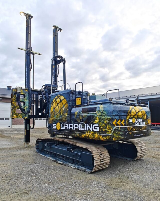 Paalutusta tyylillä!Alkuvuodesta kävimme hoitamassa hieman laajemman yliteippauksen ja tältä näyttää 40 metriä teippiä liipattuna kaivuriin🌞Suunnittelu: @oinasnevadesign
Materiaalit: @qzgraphics
Teippaus: @emstylingoyTeippaukset Raumalla ja lähialueilla!
▪️EMstyling Oy
▪️Metsätuomistontie 3
▪️0443579721
▪️info@emstyling.fi
▪️www emstyling.fi