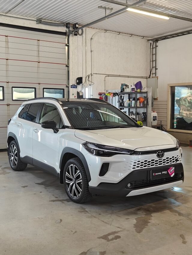 Uuden Toyotan suojausta!Asiakkaan uusi hankinta suojattiin kattavasti ulkoa ja sisältä.🔹PPF- kalvoa asennettiin ajovaloihin, kynnyksiin, takaovien ja puskurin arkoihin paikkoihin.
🔹maalipinnat kiillotettiin ja pinnoitettiin muoveja myöden Ceramic Pro 9H & Topcoat -pinnoitteilla.
🔹penkit pinnoitettiin Ceramic Pro Leather & Textile pinnoitteilla.
🔹kesä- ja talvivanteet pinnoitettiin Ceramic Pro Wheel & Caliper -pinnoitteella.Näillä eväillä saadaan autot pysymään siisteinä vuosia!Millainen pinnoituspaketti sinulle räätälöidään?EMstyling Oy
Metsätuomistontie 3 Rauma
0443579721
info@emstyling.fi
www.emstyling.fi